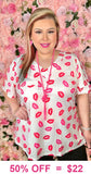 L,XL,2X,3X : White top with Kisses